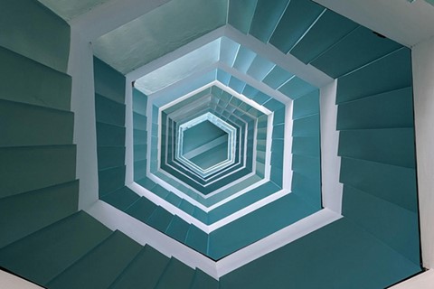 Trapphus, många våningar med djupperspektiv