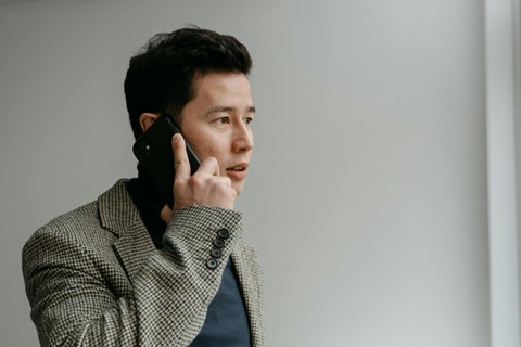 Man står och pratar i smartphone