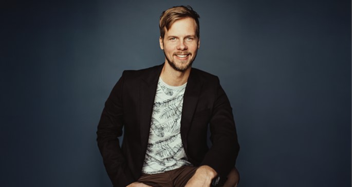 man i svart kavaj och vit tshirt