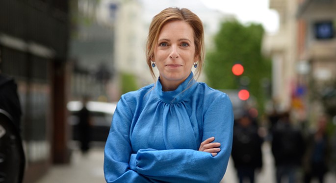 kvinna i bl&aring; blus med armarna i kors