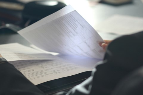 Person som bläddrar i papper