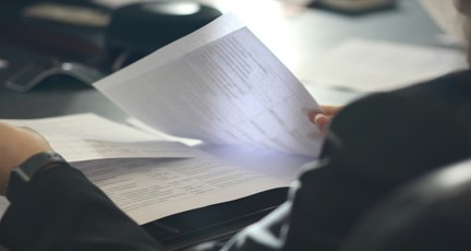 Person som bläddrar i papper