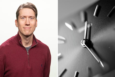 Jonas Kolsrud i delad bild med en klocka