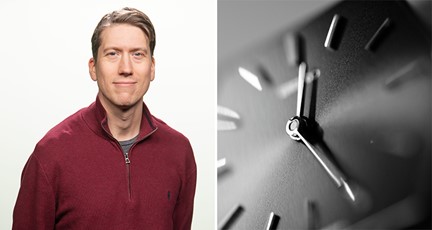 Jonas Kolsrud i delad bild med en klocka