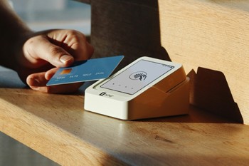 Ett betalkort blippas mot en terminal
