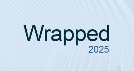 Blå bakgrundsfärg med texten Wrapped 2025