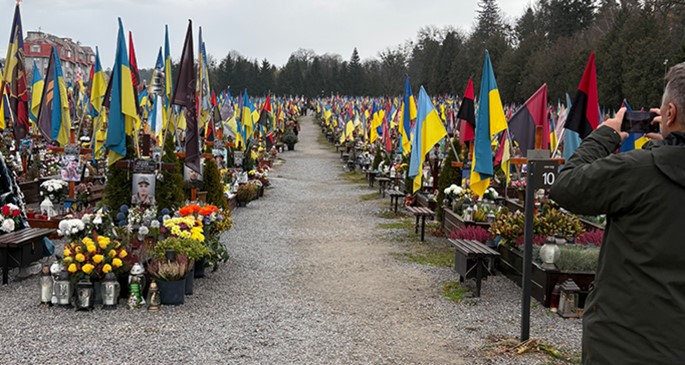 Kyrkog&aring;rd i Lviv