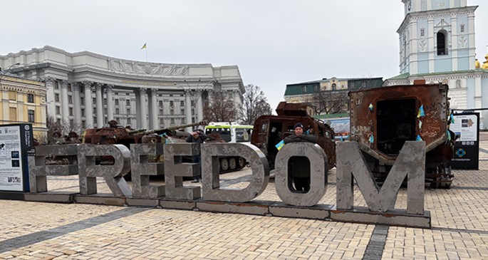 Texten FREEDOM i sten uppst&auml;llda p&aring; torget i Ukraina