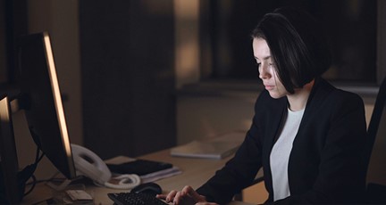 Kvinna framför dator