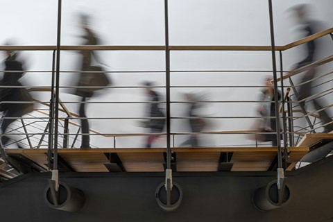 Suddig bild med personer som går i en trappa