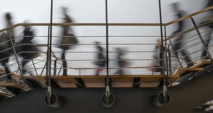 Suddig bild med personer som går i en trappa