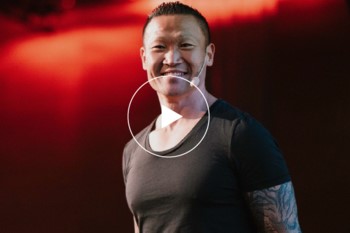 Leende man med svart t-shirt kollar in i kameran