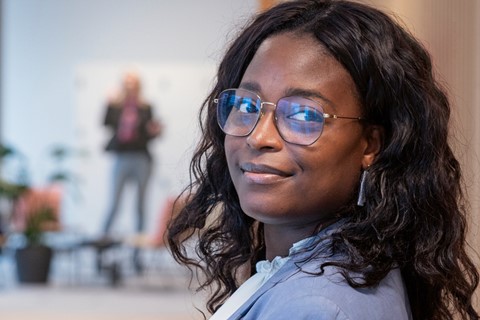 Kollegor står tillsammans på kontor