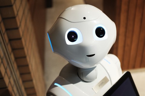 Svart och vit robot med ögon