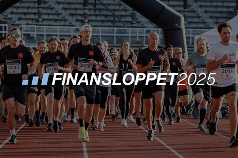 grupp med löpare springer på Stockholm Stadion i Finansloppet