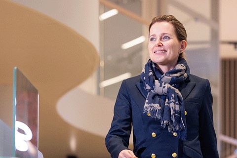 Kvinna på väg in till möte - företagsrådgivare